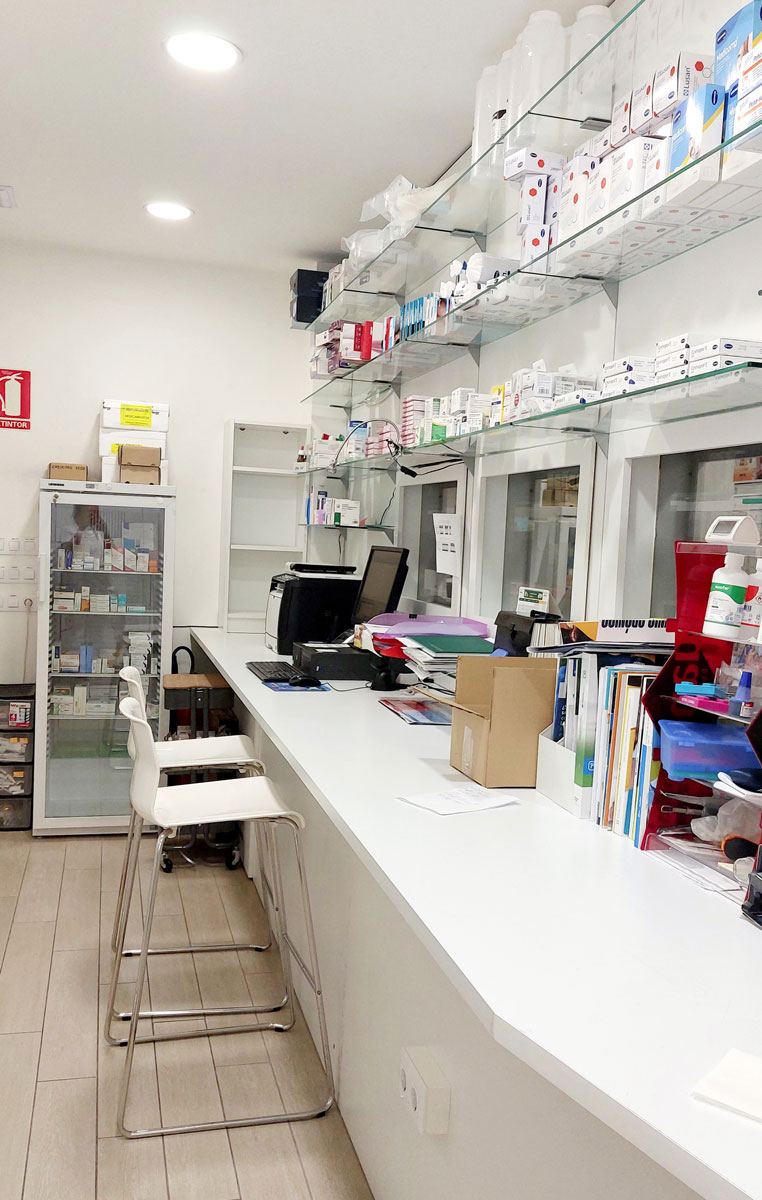 Muestra la imagen del interior de la farmacia